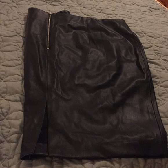 Fake leather skirt - Picture 3 of 3